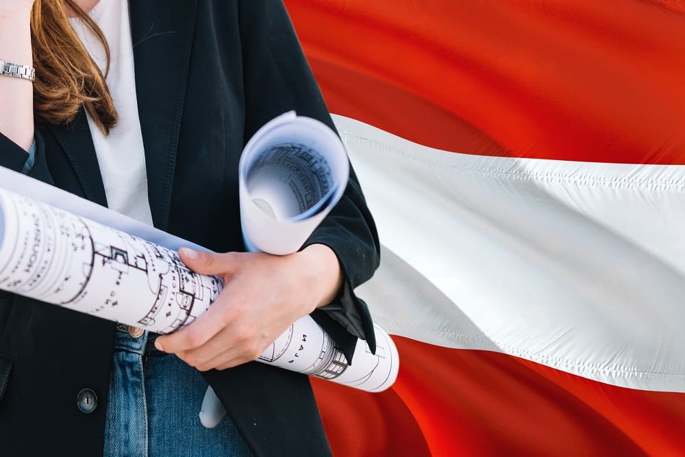 Die österreichische Flagge hinter Pläne unter einem Arm